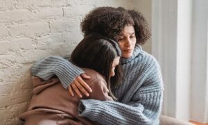 خانواده و دوستان چگونه می‌توانند به فرد افسرده کمک کنند؟
